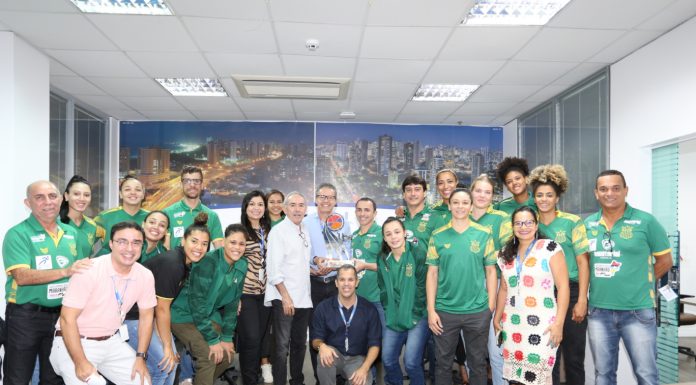 Jogadoras do Sampaio Basquete visitam empresa patrocinadora após serem tricampeãs na Liga Nacional
