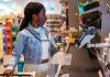 Estudo IBM: consumidores brasileiros vão gastar mais com compras e com viagens neste final de ano