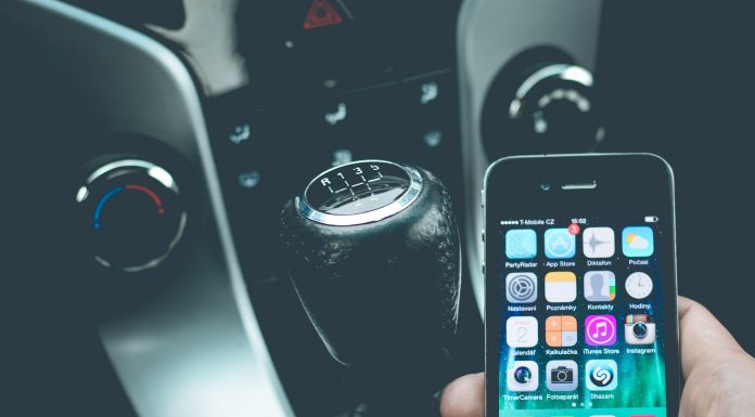 Brasileiros intensificam uso de celular ao volante e novo projeto de lei quer aumentar o valor da multa