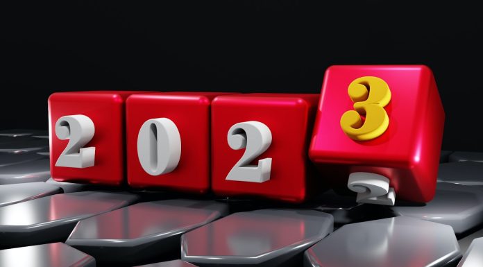 4 em cada 10 brasileiros começarão 2023 com dívidas, aponta pesquisa