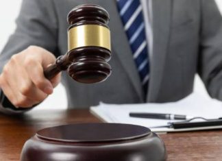 Posição igualitária de advogados e juízes em audiências e julgamentos se torna lei