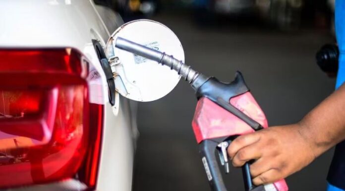 Petrobras reduz preço da gasolina para compensar alta de impostos