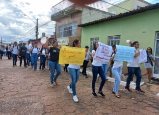Alunos da Escola Normal – Dom Daniel Comboni deflagram greve e fazem passeata, em Balsas