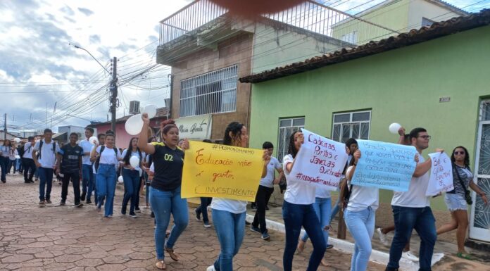 Alunos da Escola Normal – Dom Daniel Comboni deflagram greve e fazem passeata, em Balsas