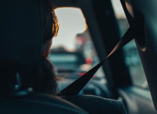 Mesmo depois de 25 anos de obrigatoriedade, não usar cinto de segurança continua no TOP 5 das infrações de trânsito