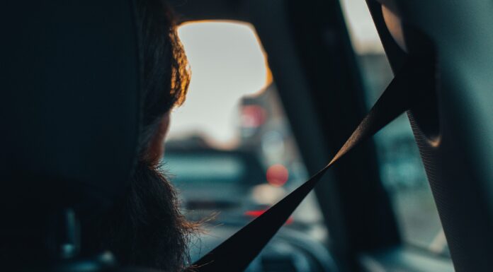 Mesmo depois de 25 anos de obrigatoriedade, não usar cinto de segurança continua no TOP 5 das infrações de trânsito