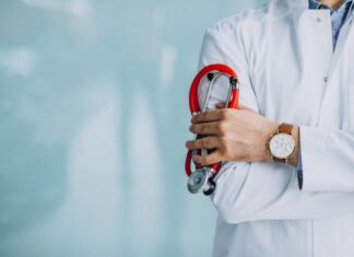 Nordeste e Norte são as regiões com menos médicos por habitantes no Brasil, aponta estudo sobre demografia médica