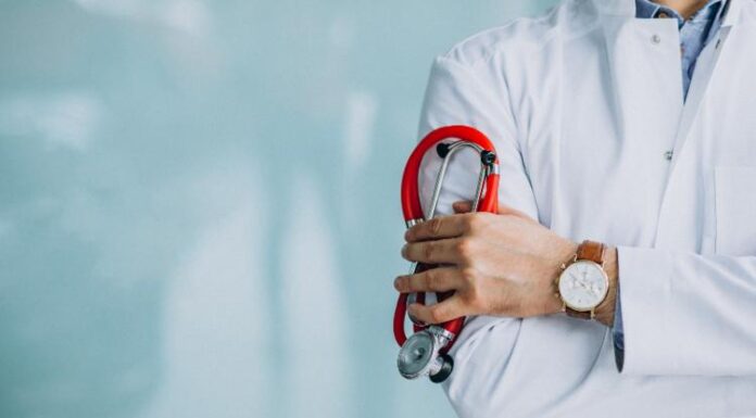 Nordeste e Norte são as regiões com menos médicos por habitantes no Brasil, aponta estudo sobre demografia médica