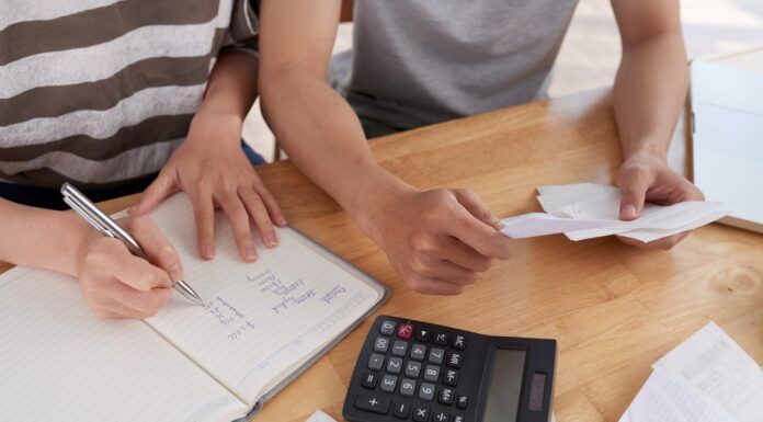 SPC e CNDL apontam que inadimplência no Brasil cresceu e média das dívidas é de R$ 3.895