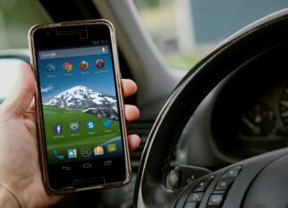 Para uma viagem tranquila no feriado não use o celular ao volante