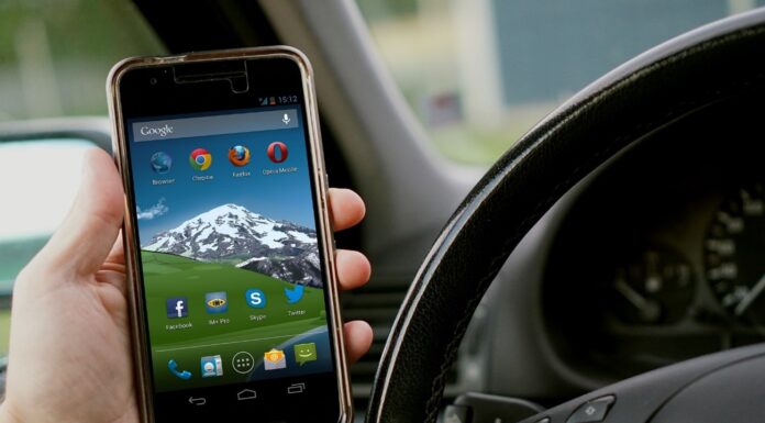 Para uma viagem tranquila no feriado não use o celular ao volante