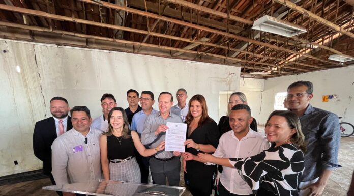 Deputado Márcio Honaiser celebra assinatura de ordem de serviço para reforma do prédio do INSS em Balsas
