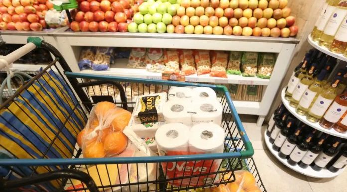 Venda no comércio varejista cresce 0,6% de junho para julho, diz IBGE