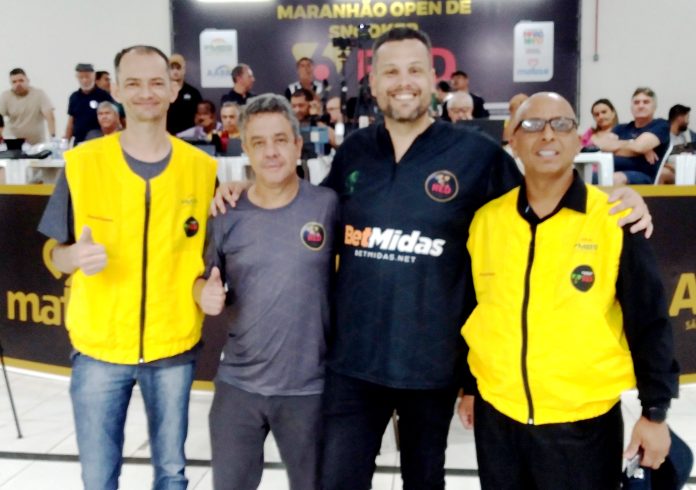 Os finalistas Bebeto, de GO, e Igor Figueiredo, de SP, com os árbitros da final.