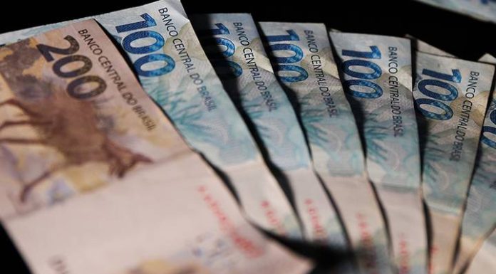 Governo reajusta salário mínimo com novo limite de ganho real