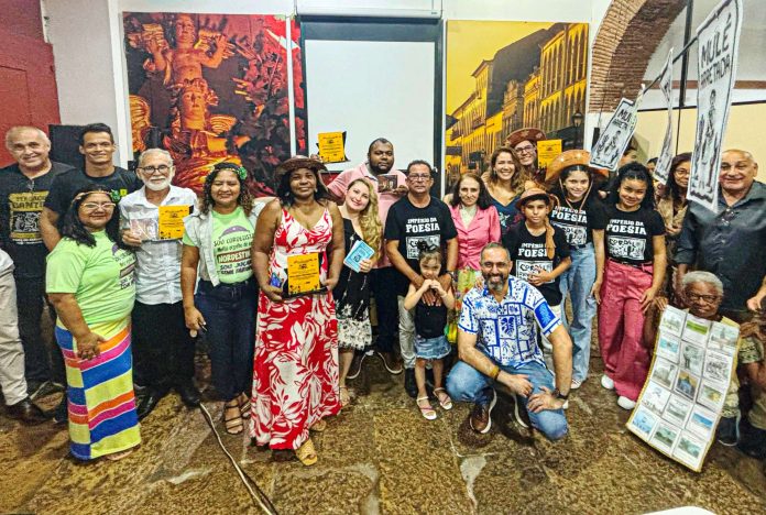 Superintendente Lena Brandão com os cordelistas de todas as regiões do Maranhão (1)