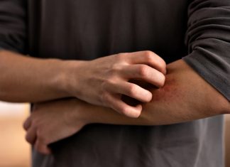 Seja por causas físicas ou emocionais: entenda quando a coceira vira um sinal de alerta